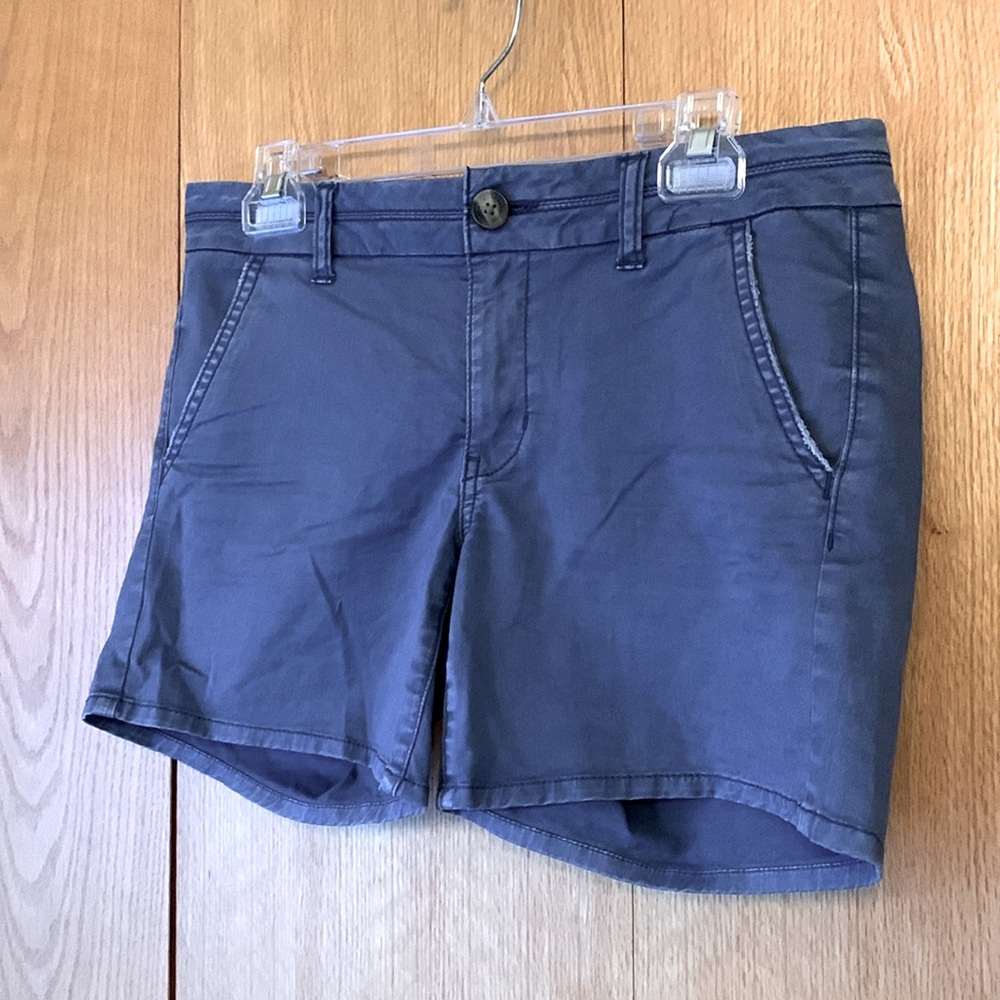 American Eagle size 8 midi blue stretch cotton twill 5.5” shorts 4 pockets EUC